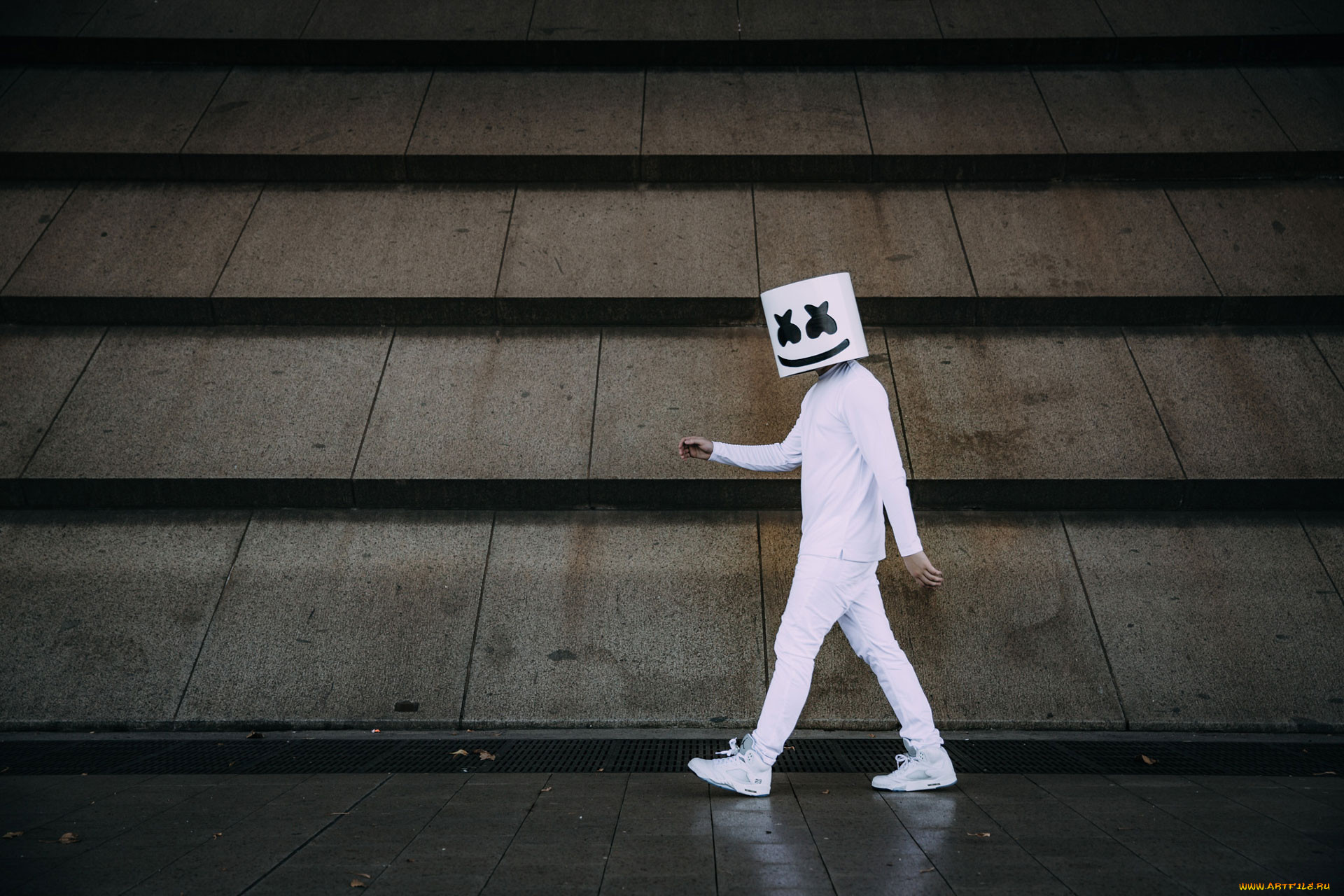 Песня маска. Крис Комсток Marshmello. Marshmello фото 2020 году без маски. Семья Marshmello. Маршмеллоу диджей в полный рост.